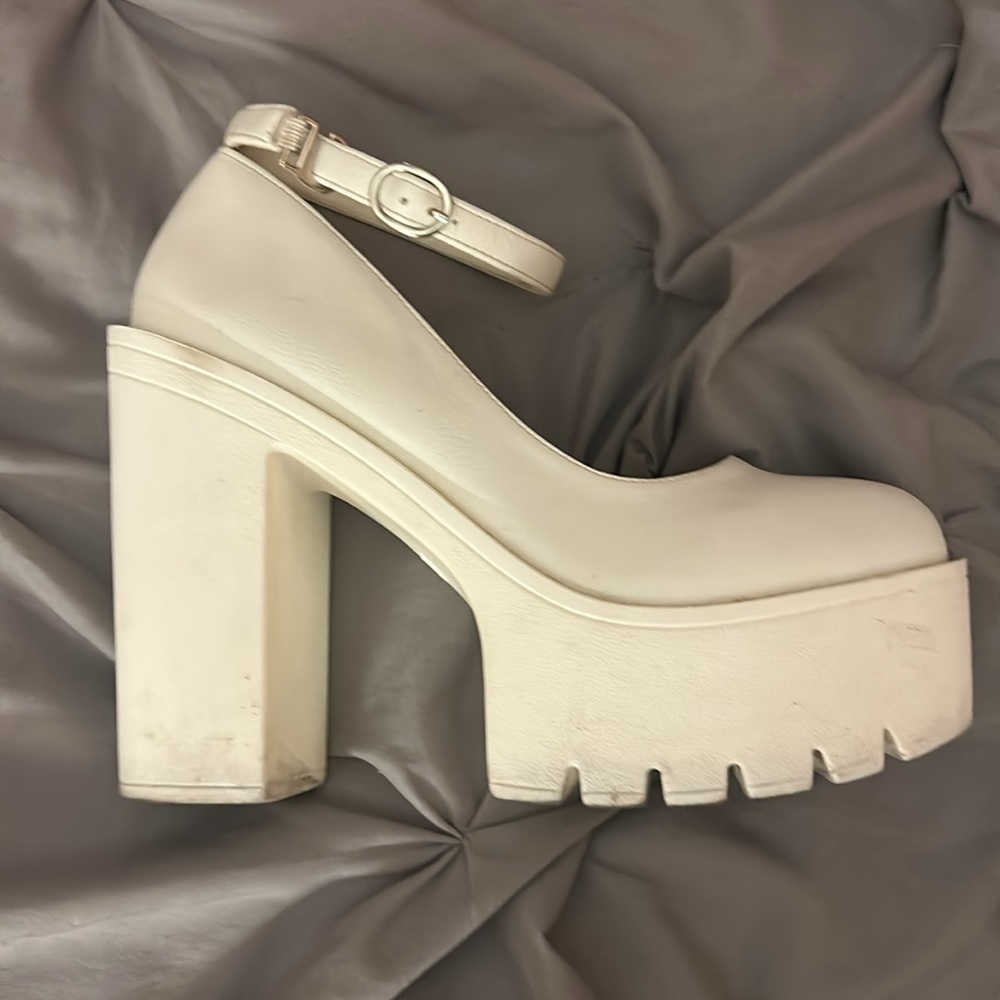 Mary Jane white heels - Picture 2 of 2